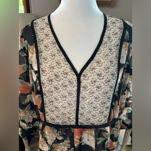 Simply Noelle Floral Tunic - Picture 2 of 9